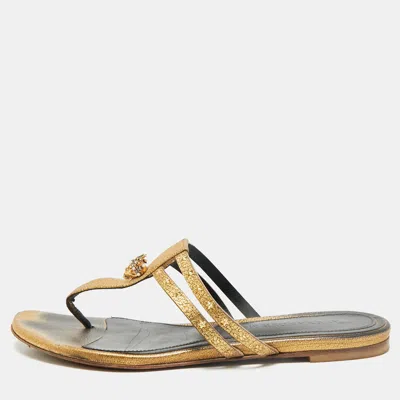 Pre-owned Alexander Mcqueen Gold Leather Embellished Skull Thong Flats Size 38