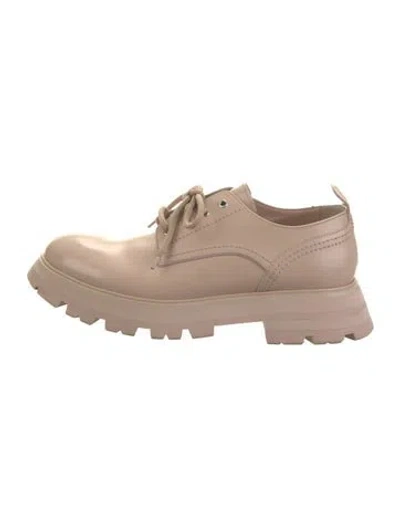 Pre-owned Alexander Mcqueen Leather Oxfords In Neutral