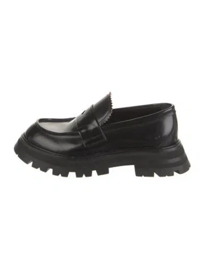 Pre-owned Alexander Mcqueen Leather Scalloped Accent Loafers In Black