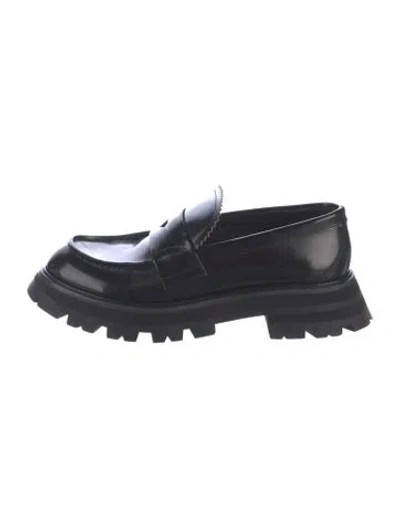 Pre-owned Alexander Mcqueen Leather Scalloped Accent Loafers In Black
