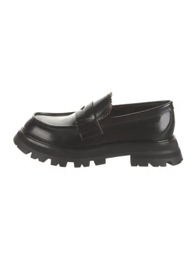 Pre-owned Alexander Mcqueen Leather Scalloped Accent Loafers In Black