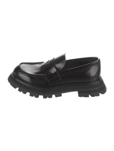 Pre-owned Alexander Mcqueen Leather Scalloped Accent Loafers In Black
