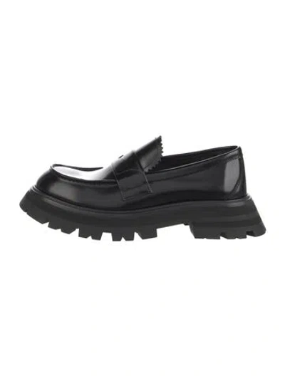 Pre-owned Alexander Mcqueen Leather Scalloped Accent Loafers In Black