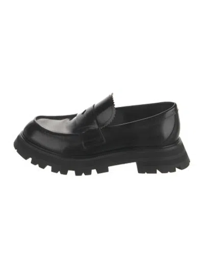 Pre-owned Alexander Mcqueen Leather Scalloped Accent Loafers In Black
