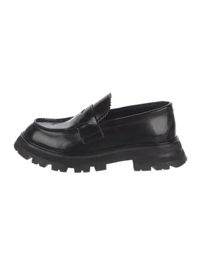 Pre-owned Alexander Mcqueen Leather Scalloped Accent Mules In Black
