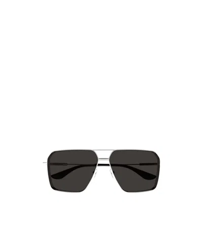Alexander Mcqueen Logo Detail Sunglasses In Black
