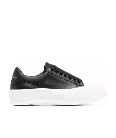 Alexander Mcqueen Logo Detailed Low-top Sneakers In Black
