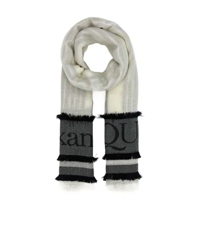 ALEXANDER MCQUEEN ALEXANDER MCQUEEN LOGO PRINTED FRAYED-EDGE SCARF