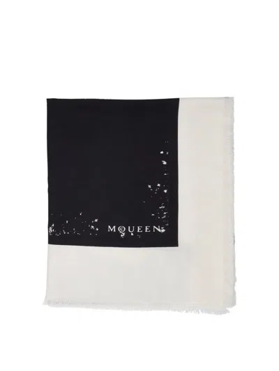 Alexander Mcqueen Frayed-edge Logo Printed Scarf In White