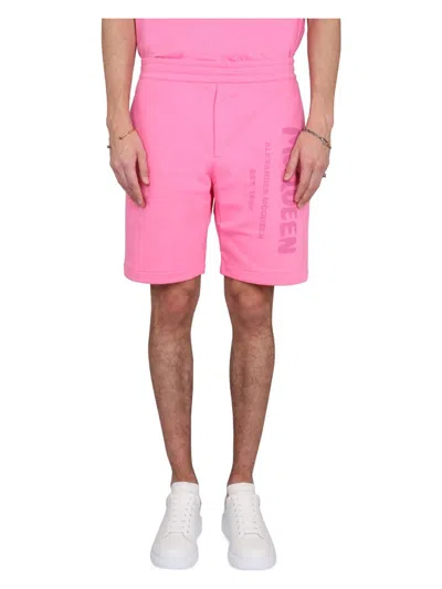 ALEXANDER MCQUEEN MEN'S BERMUDA SHORTS WITH GRAFFITI LOGO PRINT