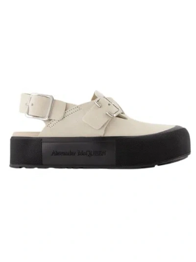Alexander Mcqueen Side Buckle-fastening Detail Sandals In Neutral