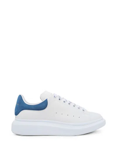 Alexander Mcqueen Sneakers Oversize In Pelle Bianca E Talloncino In Pelle Scamosciata Blu Avio In White