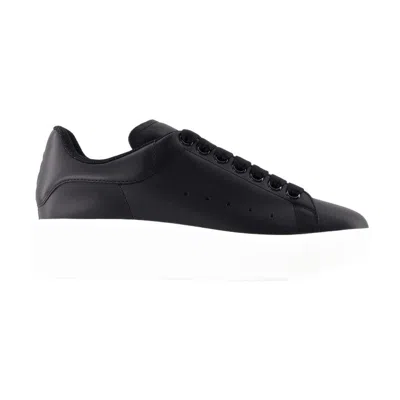 Alexander Mcqueen Men Black Low Top Sneakers With Chunky Sole In Leather Man