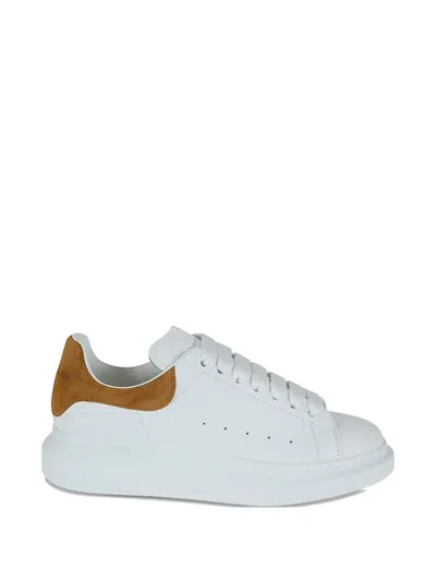 Alexander Mcqueen Sneakers Oversize In Pelle Bianca E Talloncino Cammello In Pelle Scamosciata In White