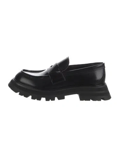 Pre-owned Alexander Mcqueen Patent Leather Scalloped Accent Loafers In Black