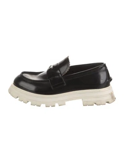 Pre-owned Alexander Mcqueen Patent Leather Scalloped Accent Loafers In Black