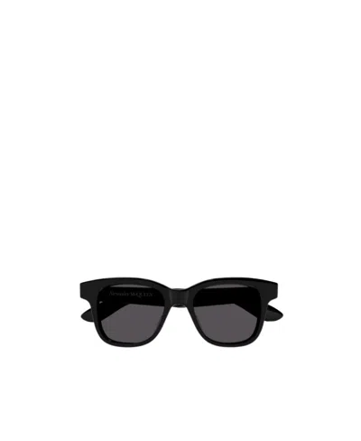 Alexander Mcqueen Rectangular Frame Tinted Lens Sunglasses In Black