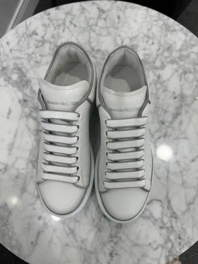 Alexander Mcqueen Round Toe Low-top Sneakers In Gray
