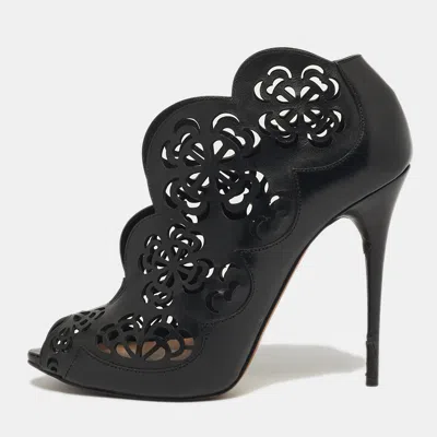 Pre-owned Alexander Mcqueen Size 38 Black Floral Laser Cut Leather Peep Toe Booties