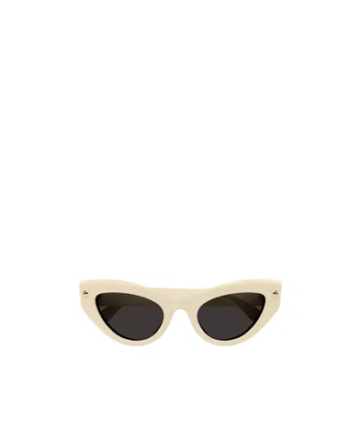 Alexander Mcqueen Spike-stud Detail Cat-eye Sunglasses In Nude