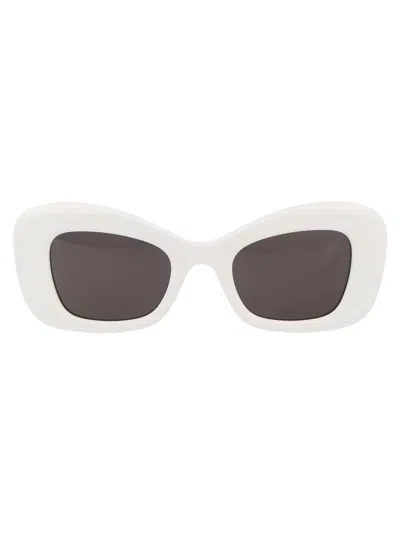 Alexander Mcqueen Sunglasses In White