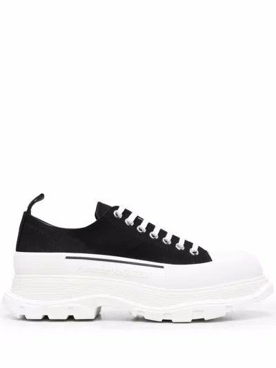 Alexander Mcqueen Tread Slick Lace Up Shoes In Black And White