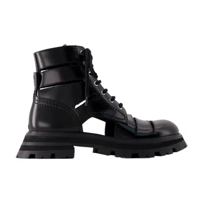 Alexander Mcqueen Wander Ankle Boots In Black