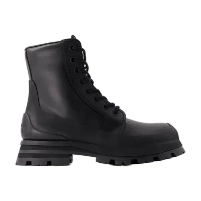 Alexander Mcqueen Wander Ankle Boots In Black