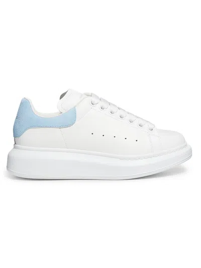 Alexander Mcqueen Sneakers Oversize In Pelle Bianca E Talloncino Blu Polvere In Pelle Scamosciata In White
