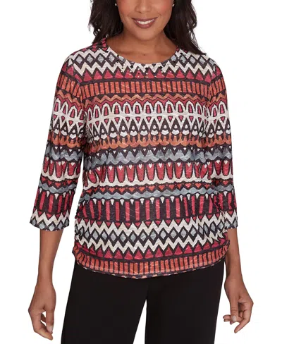 Alfred Dunner Petite Runway Ready Geometric Crewneck Ruched-side Top In Mured