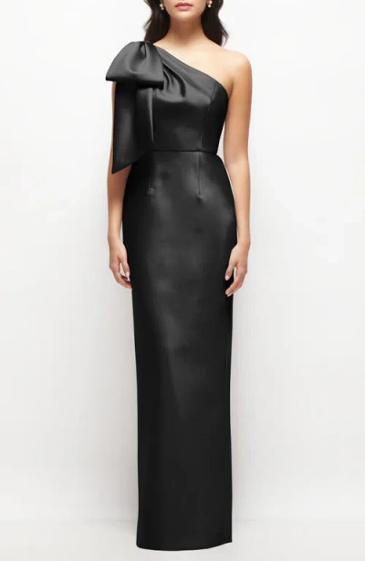 ALFRED SUNG ALFRED SUNG BOW DETAIL ONE-SHOULDER SATIN TWILL COLUMN GOWN