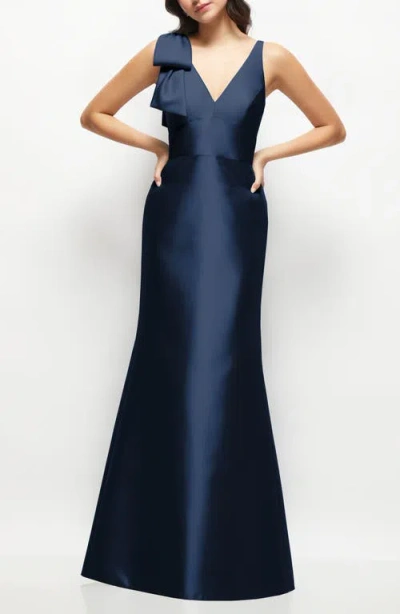 ALFRED SUNG ALFRED SUNG BOW DETAIL SLEEVELESS SATIN TWILL TRUMPET GOWN
