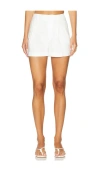 Alice And Olivia Conry Linen Pleated Short In Off White In 오프 화이트
