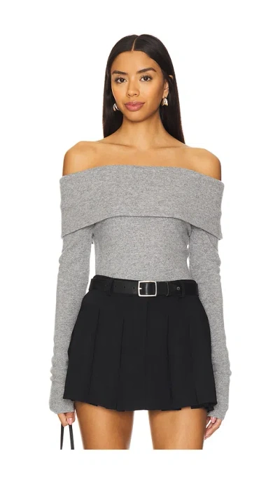 Alice And Olivia Coretta Ribbed Off-shoulder Sweater In Medium Heather Grey