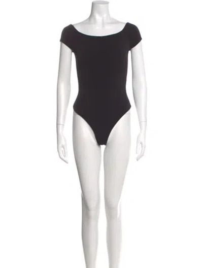 Pre-owned Alice And Olivia Off-the-shoulder Short Sleeve Bodysuit In Black