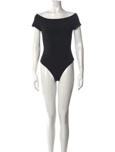 Pre-owned Alice And Olivia Off-the-shoulder Short Sleeve Bodysuit In Black