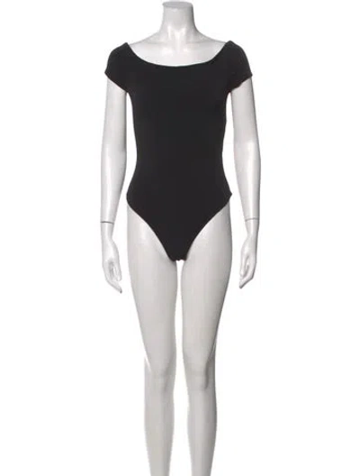 Pre-owned Alice And Olivia Off-the-shoulder Short Sleeve Bodysuit In Black