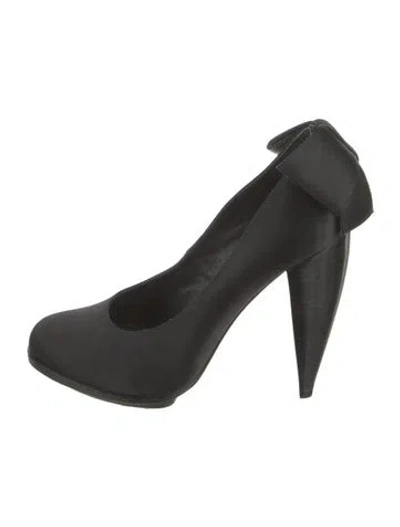 Pre-owned Alice And Olivia Satin Bow Accents Pumps In Black