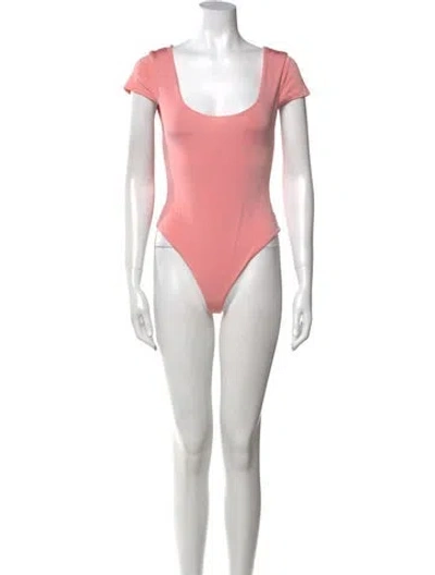 Pre-owned Alice And Olivia Scoop Neck Short Sleeve Bodysuit In Pink