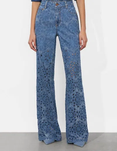 Alice And Olivia Weezy Jean In Wash Denim In Blue