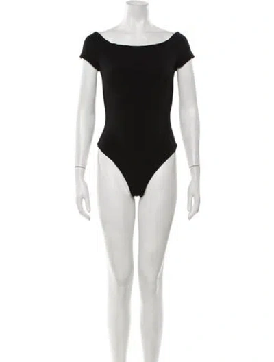 Pre-owned Alice + Olivia Off-the-shoulder Short Sleeve Bodysuit In Black