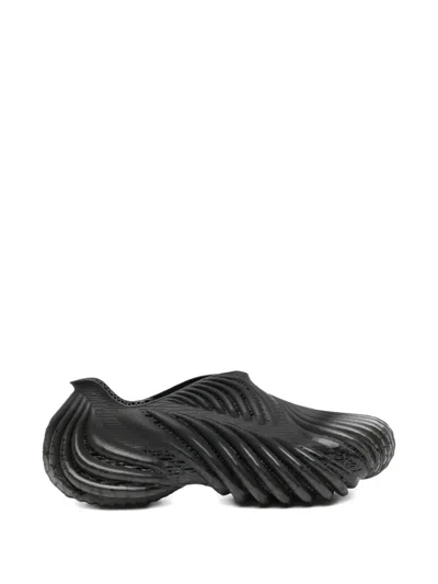 Aliveform Armis Low Sneakers In Black