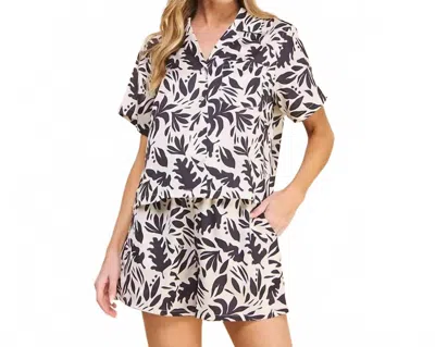 Allie Rose Cora Printed Cropped Collared Shirt In White / Black Palm In Multi