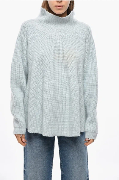 Allude Solid Color Cashmere Turtleneck Sweater