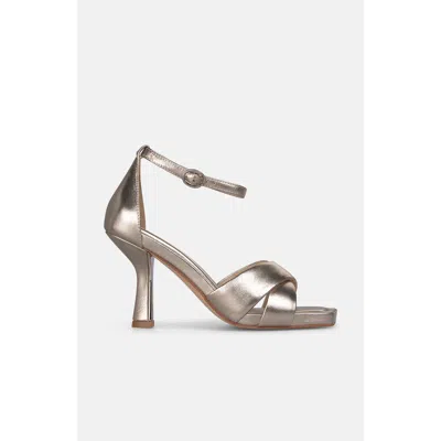 Alma En Pena Crossed Strap Heel Sandal In Gray