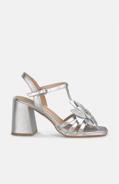 Alma En Pena Metallic Sandal With Flower Detail In Silver