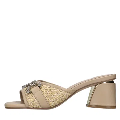 Alma En Pena Sandals In Neutral