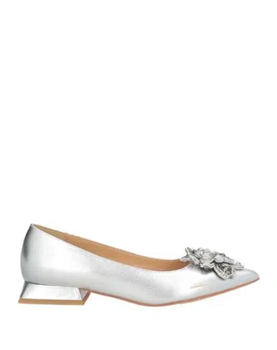 Alma En Pena . Woman Ballet Flats Silver Size 6 Leather