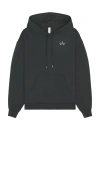 Alo Yoga Accolade Hoodie In Charcoal Green