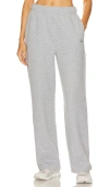 ALO YOGA ACCOLADE STRAIGHT LEG SWEATPANT